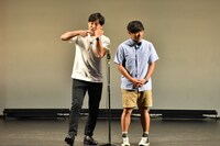 アルコ＆ピース。平子（左）がネタの冒頭で話題のロレックスをアピールした。