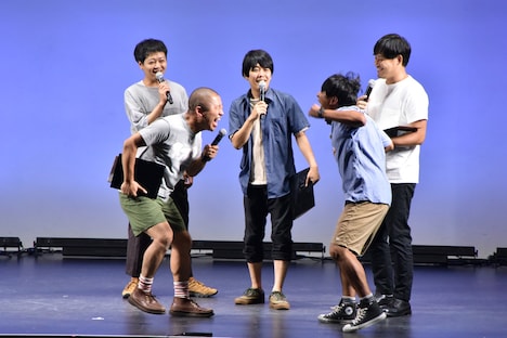 途中でコーナーを仕切り始めたハライチ澤部（手前左）にアルコ＆ピース酒井（手前右）が「行けハゲまんじゅう！」などとガヤを飛ばして一触即発となった場面。