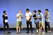 アルコ＆ピース平子（左から3人目）を痛烈に批判する投稿を、ハライチ澤部（左から2人目）が読み上げる場面。