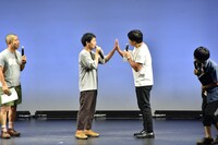 「平子と金子は鏡」を体現する、（中央左から）うしろシティ金子とアルコ＆ピース平子。