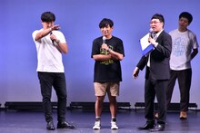 客席とコミュニケーションを取る（手前左から）アルコ＆ピースと南海キャンディーズ山里。