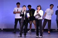 南海キャンディーズ（手前）。