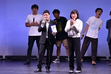 南海キャンディーズ（手前）。