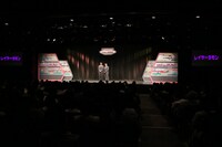 謹慎解除後初めて舞台で漫才を披露するレイザーラモン。