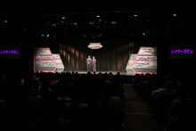 謹慎解除後初めて舞台で漫才を披露するレイザーラモン。