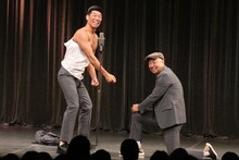 クールポコ。風に「男は黙ってよしもとの舞台で漫才！」と叫ぶレイザーラモンHG（左）。