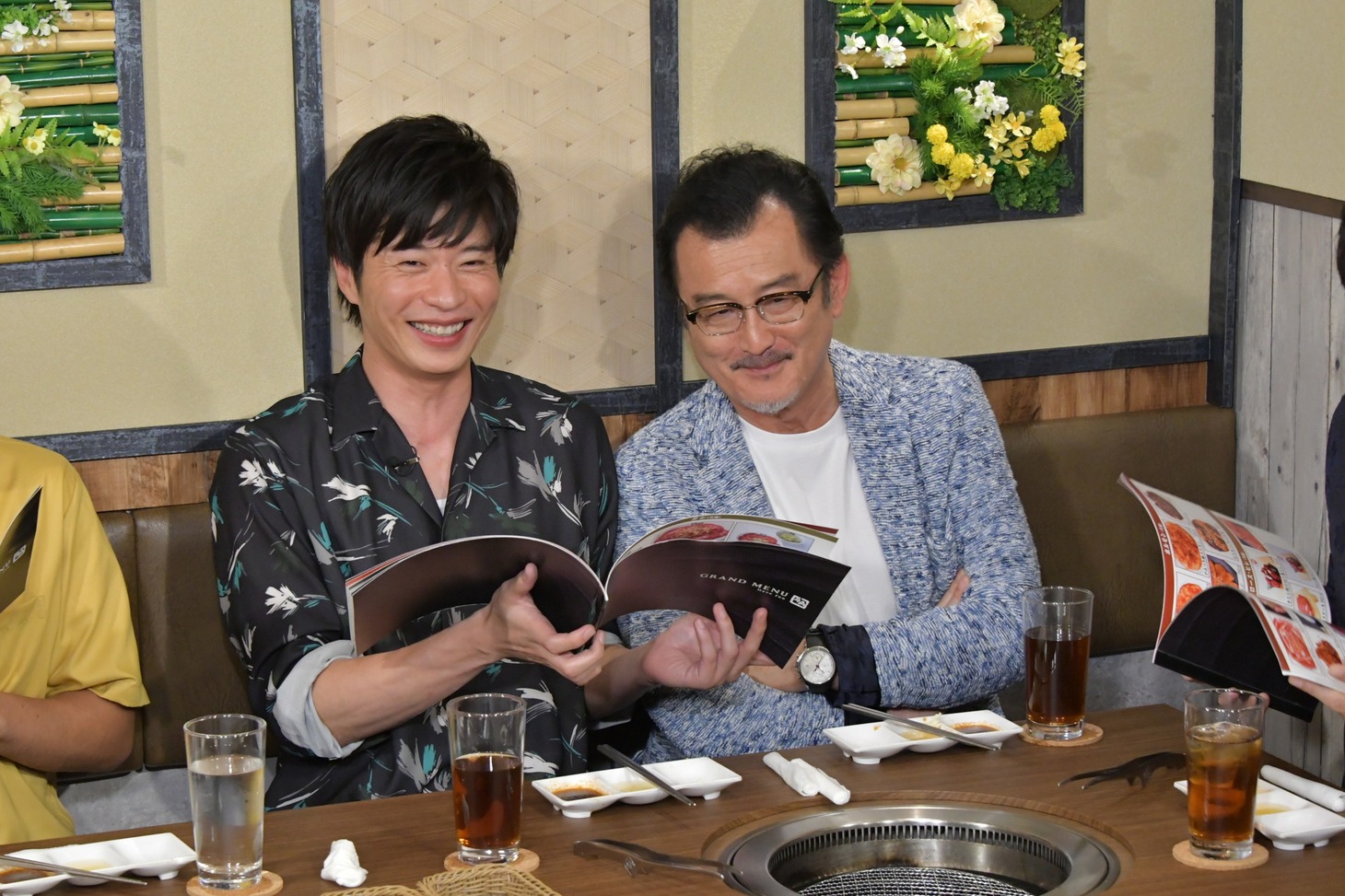（左から）田中圭、吉田鋼太郎。(c)テレビ朝日
