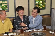(左から)タカアンドトシ・トシ、田中圭、吉田鋼太郎。(c)テレビ朝日