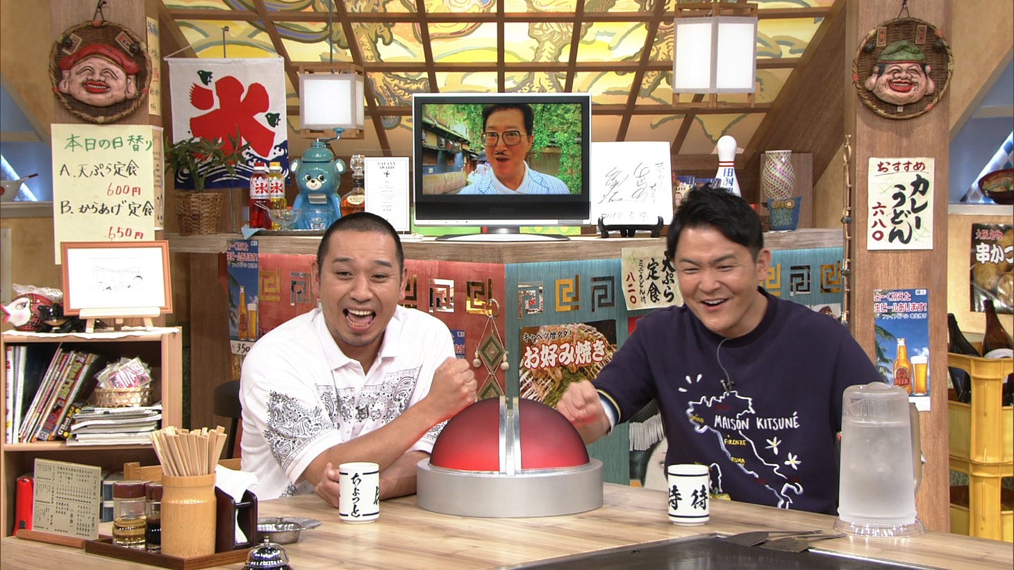 「相席食堂」に出演し、チャーリー浜の相席旅を観る千鳥。(c)ABCテレビ