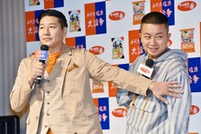 塩派の中川翔子をにらむチョコレートプラネット松尾（右）と、それを制する長田（左）。