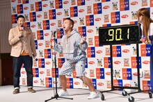 みそ愛を叫ぶチョコレートプラネット松尾（中央）。