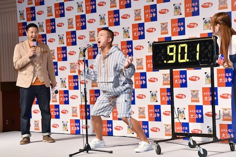 みそ愛を叫ぶチョコレートプラネット松尾（中央）。