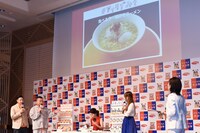 竹内結子（中央）による試食のワンシーン。