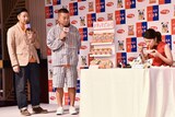 チョコレートプラネットと、食べるラー油を乗せたみそラーメンを試食する竹内結子（右）。