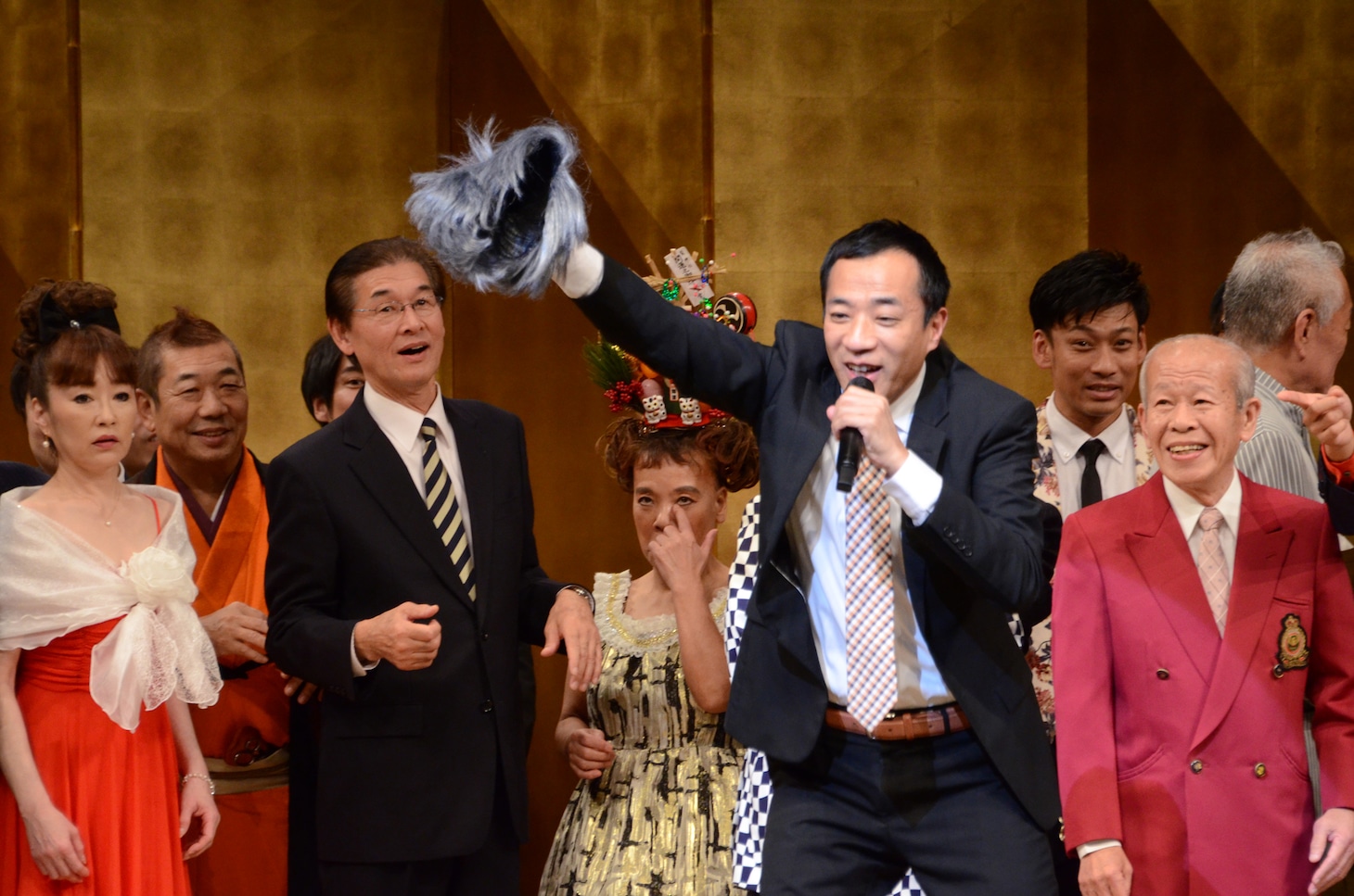 2017年開催の「漫才大会」でナイツ塙が新山ひでやのものと思われるかつらを手にする場面。