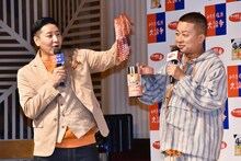 キャンペーン参加によって抽選でプレゼントされる「七味スパイス缶」を手にするチョコレートプラネット。