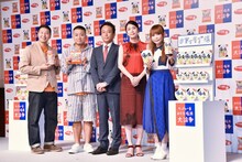 （左から）チョコレートプラネット、サンヨー食品株式会社・広報宣伝部の水谷氏、竹内結子、中川翔子。