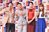 「サッポロ一番 みそ派塩派大論争 新CM披露・PR発表会」に登壇した（左から）チョコレートプラネット、竹内結子、中川翔子。