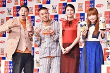 「サッポロ一番 みそ派塩派大論争 新CM披露・PR発表会」に登壇した（左から）チョコレートプラネット、竹内結子、中川翔子。