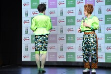 手作り衣装のバックもしっかり披露する尼神インター誠子（左）。