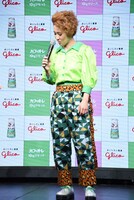 こだわりのヒョウ柄をアピールする尼神インター渚。