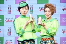 フォトセッション時、アヒル口を要求され応える尼神インター誠子（左）。