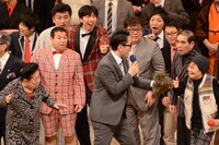 2016年開催の「漫才大会」でナイツ土屋が新山ひでやのものと思われるかつらを手にする場面。