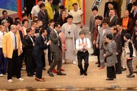 2016年開催の「漫才大会」で新宿カウボーイかねきよとの入れ替わりネタを披露する新山ひでや。
