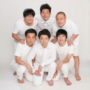 メトロンズ。前列左からサルゴリラ児玉、ライス田所、しずる村上。後列左からライス関町、しずる池田、サルゴリラ赤羽。