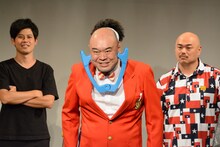 「どうも、CHEMISTRYです！」と挨拶する新宿カウボーイかねきよ。