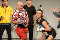 オープニングで踊る（左から）安田大サーカス・クロちゃん、虹の黄昏・かまぼこ体育館。