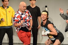 オープニングで踊る（左から）安田大サーカス・クロちゃん、虹の黄昏・かまぼこ体育館。