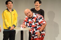 回答ボタンを使ったモノボケに挑戦する安田大サーカス・クロちゃん。