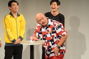 回答ボタンを使ったモノボケに挑戦する安田大サーカス・クロちゃん。
