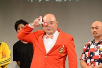 回答ボタンを使ったモノボケに挑戦する新宿カウボーイかねきよ。