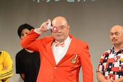 回答ボタンを使ったモノボケに挑戦する新宿カウボーイかねきよ。