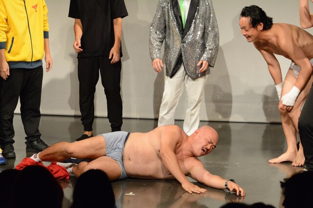 幼児退行し、床に寝そべってしまった安田大サーカス・クロちゃん。赤子のように泣き喚きながらスルスルと服を脱いだ。