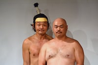 反省する安田大サーカス・クロちゃん（手前）と虹の黄昏・かまぼこ体育館（奥）。