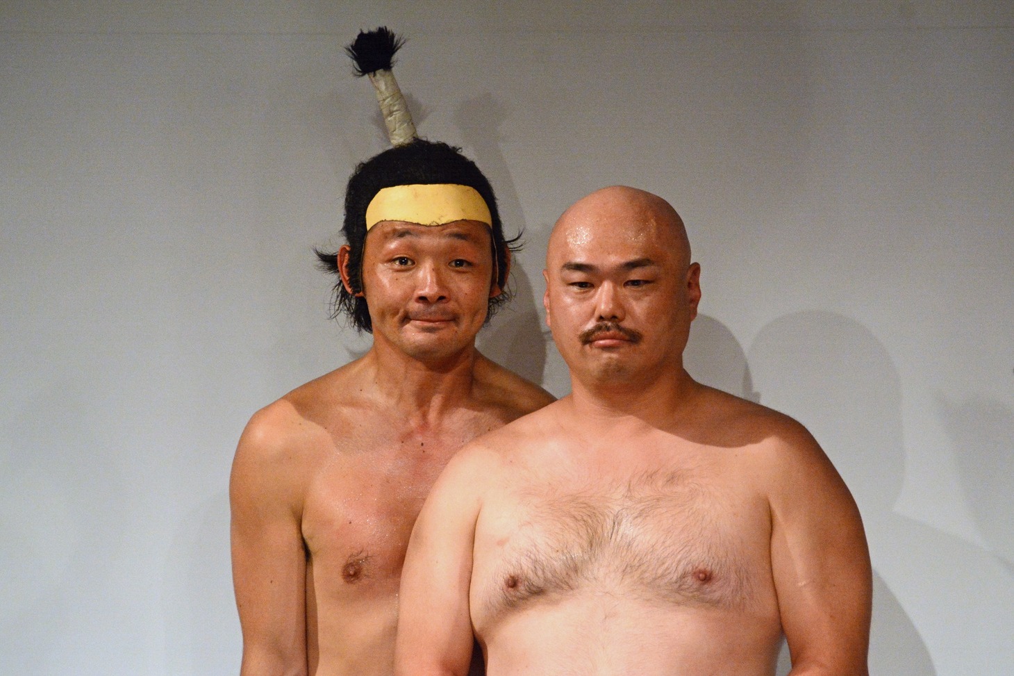壁際に立たされる（左から）虹の黄昏・かまぼこ体育館、安田大サーカス・クロちゃん。