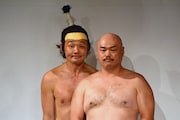 壁際に立たされる(左から)虹の黄昏・かまぼこ体育館、安田大サーカス・クロちゃん。