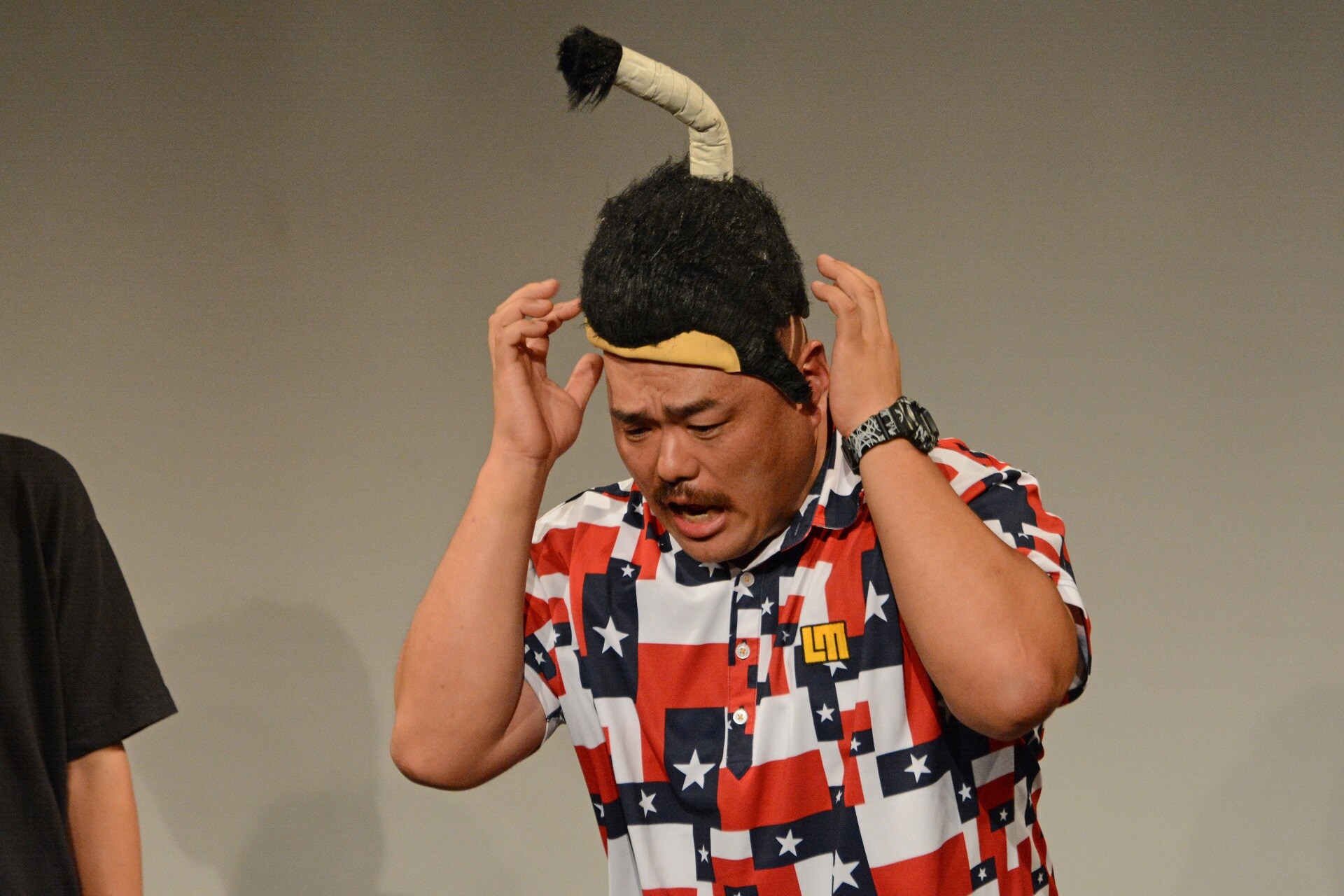 急にカツラを被せられてパニックに陥る安田大サーカス・クロちゃん