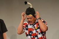 急にカツラを被せられてパニックに陥る安田大サーカス・クロちゃん。