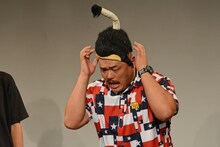 急にカツラを被せられてパニックに陥る安田大サーカス・クロちゃん。