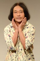 「ノーセンスヘヴィメタ選手権」より。永野をモチーフにしたパーティグッズのパッケージに写っていた一般人を、永野本人が再現するひと幕。