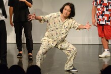 「ノーセンスヘヴィメタ選手権」より。永野をモチーフにしたパーティグッズのパッケージに写っていた一般人を、永野本人が再現するひと幕。