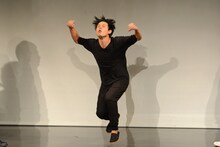 「ノーセンスヘヴィメタ選手権」より。「平安時代に十二単をがんばって着ようとする紫式部」を披露するオジンオズボーン篠宮。