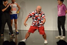 謝罪とヘヴィメタを融合させる演技を披露する安田大サーカス・クロちゃん。