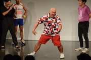 謝罪とヘヴィメタを融合させる演技を披露する安田大サーカス・クロちゃん。