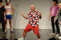 謝罪とヘヴィメタを融合させる演技を披露する安田大サーカス・クロちゃん。