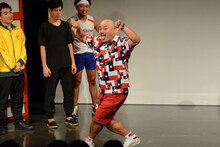 謝罪とヘヴィメタを融合させる演技を披露する安田大サーカス・クロちゃん。